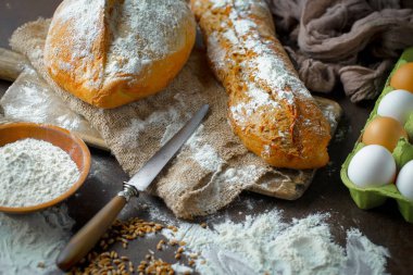 Ekmek ürünleri masadaki kompozisyonda 