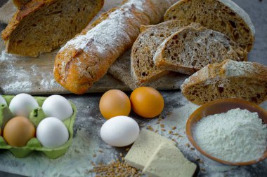 Ekmek ürünleri masadaki kompozisyonda 