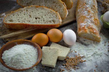 Ekmek ürünleri masadaki kompozisyonda 