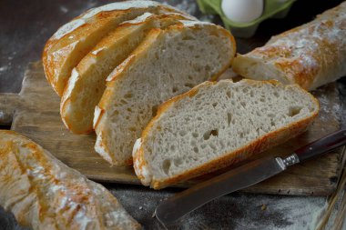 Ekmek ürünleri masadaki kompozisyonda 