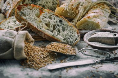 Ekmek ürünleri masadaki kompozisyonda 