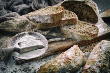 Ekmek ürünleri masadaki kompozisyonda 