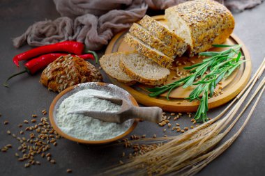 Ekmek ürünleri masadaki kompozisyonda 