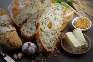 Ekmek ürünleri masadaki kompozisyonda 