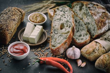 Ekmek ürünleri masadaki kompozisyonda 