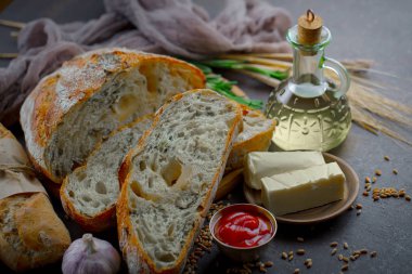 Ekmek ürünleri masadaki kompozisyonda 