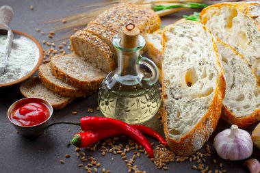 Ekmek ürünleri masadaki kompozisyonda 