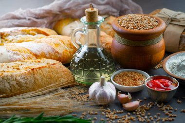 Ekmek ürünleri masadaki kompozisyonda 