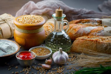 Ekmek ürünleri masadaki kompozisyonda 