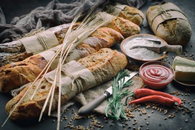 Ekmek ürünleri masadaki kompozisyonda 