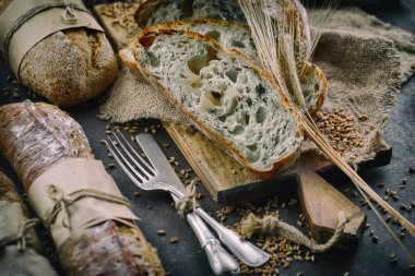 Ekmek ürünleri masadaki kompozisyonda 