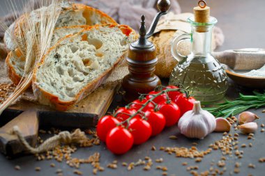 Ekmek ürünleri masadaki kompozisyonda 