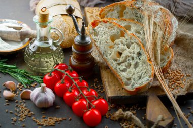 Ekmek ürünleri masadaki kompozisyonda 