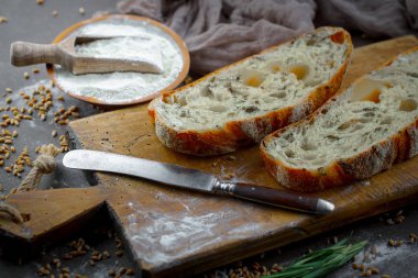 Ekmek ürünleri masadaki kompozisyonda 