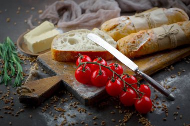 Ekmek ürünleri masadaki kompozisyonda 