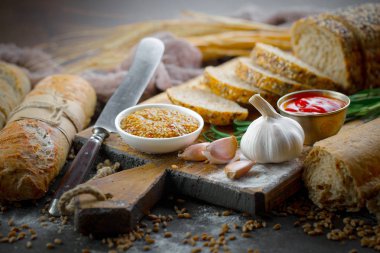 Ekmek ürünleri masadaki kompozisyonda 