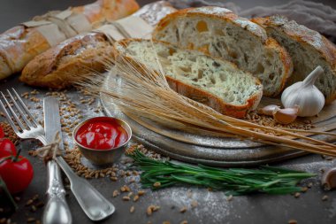 Ekmek ürünleri masadaki kompozisyonda 