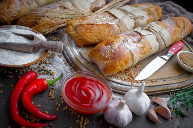 Ekmek ürünleri masadaki kompozisyonda 