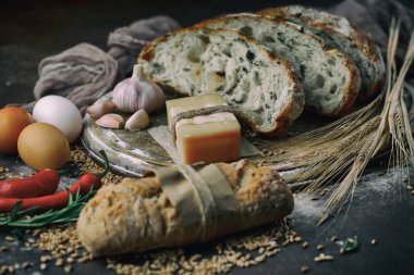 Ekmek ürünleri masadaki kompozisyonda 