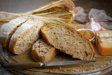 Ekmek ürünleri masadaki kompozisyonda 