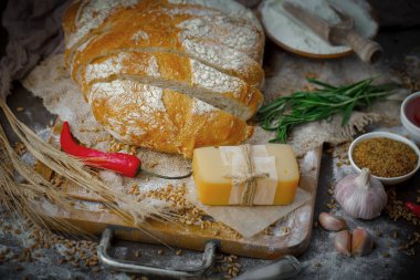 Ekmek ürünleri masadaki kompozisyonda 