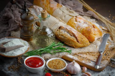 Ekmek ürünleri masadaki kompozisyonda 