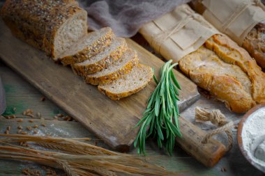 Ekmek ürünleri masadaki kompozisyonda 