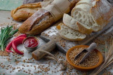 Ekmek ürünleri masadaki kompozisyonda 