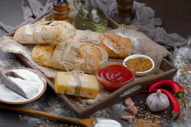Ekmek ürünleri masadaki kompozisyonda 