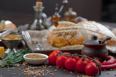 Ekmek ürünleri masadaki kompozisyonda 