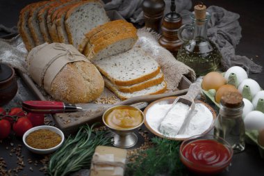 Ekmek ürünleri masadaki kompozisyonda 