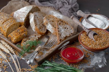 Ekmek ürünleri masadaki kompozisyonda 