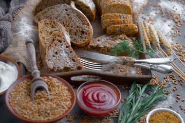 Ekmek ürünleri masadaki kompozisyonda 
