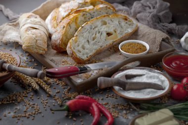 Ekmek ürünleri masadaki kompozisyonda 