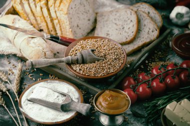 Ekmek ürünleri masadaki kompozisyonda 