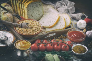 Ekmek ürünleri masadaki kompozisyonda 