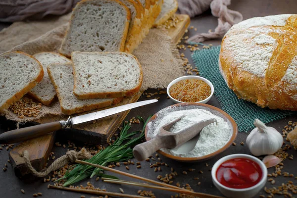 Προϊόντα Ψωμιού Στο Τραπέζι Σύνθεση — Φωτογραφία Αρχείου