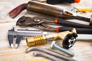 Eski bir arkaplan üzerinde kompozisyon çalışması için farklı bir araç.