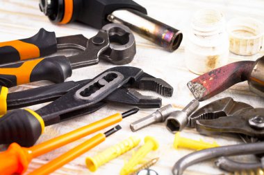 Eski bir arkaplan üzerinde kompozisyon çalışması için farklı bir araç.