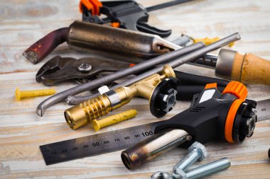 Eski bir arkaplan üzerinde kompozisyon çalışması için farklı bir araç.