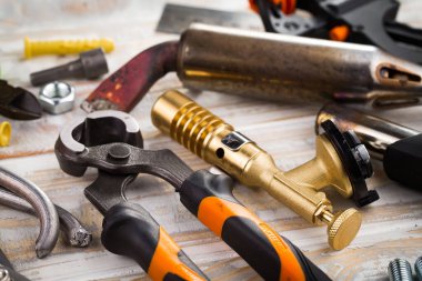 Eski bir arkaplan üzerinde kompozisyon çalışması için farklı bir araç.