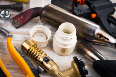 Eski bir arkaplan üzerinde kompozisyon çalışması için farklı bir araç.