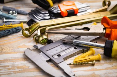 Eski bir arkaplan üzerinde kompozisyon çalışması için farklı bir araç.