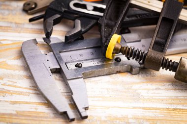 Eski bir arkaplan üzerinde kompozisyon çalışması için farklı bir araç.