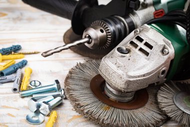 Eski bir arkaplan üzerinde kompozisyon çalışması için farklı bir araç.