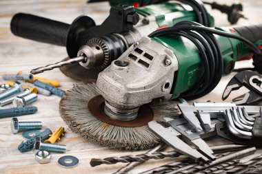 Eski bir arkaplan üzerinde kompozisyon çalışması için farklı bir araç.