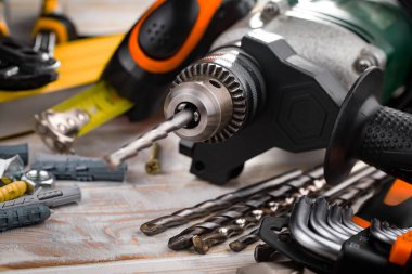 Eski bir arkaplan üzerinde kompozisyon çalışması için farklı bir araç.