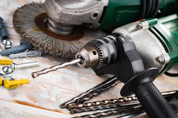 Eski bir arkaplan üzerinde kompozisyon çalışması için farklı bir araç.