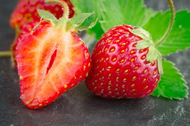 Tatlı çilek ve sağlıklı, masada kompozisyonda sağlıklı yiyecekler..
