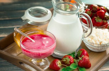 Tatlı çilek ve sağlıklı, masada kompozisyonda sağlıklı yiyecekler..